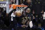 再追一追！詹姆斯底线突破一步过掉祖巴茨 轻松双手暴扣