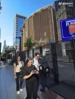 跟演唱会一样！纽约安保升级！整个麦迪逊周边都被围挡围起来了