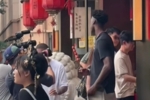 继续中国行之旅！迪班萨来到北京品尝糖葫芦 游览故宫兴致高