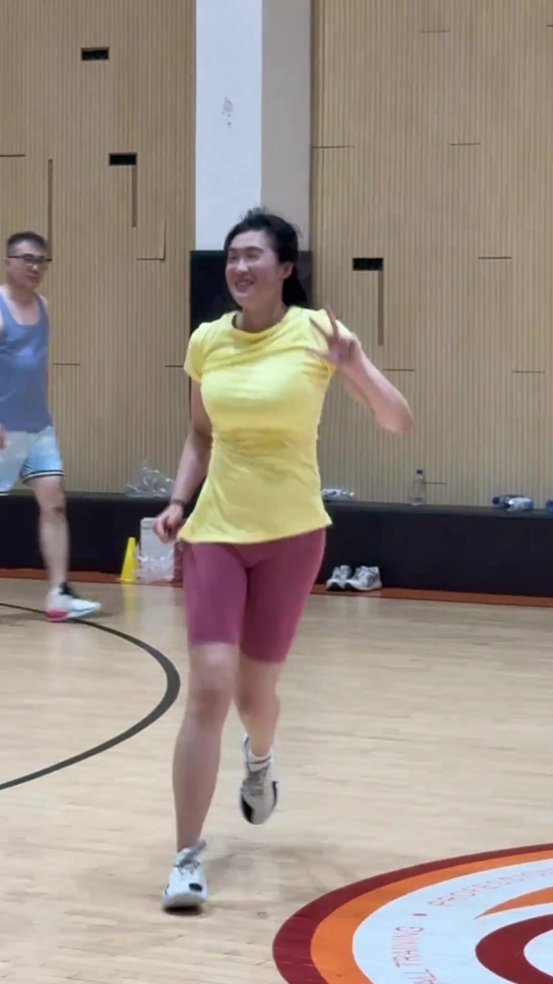 魔鬼身材配硬核球技！学妹布朗妮一出场，对面直接忘了怎么防守！